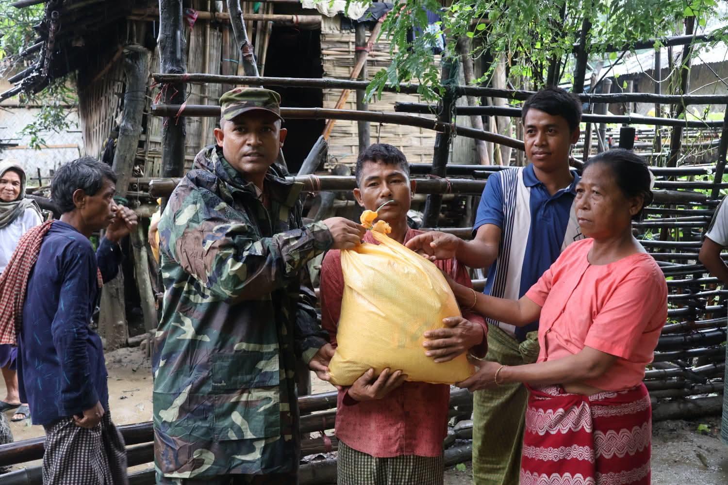 আলীকদমে কুরুকপাতার দুর্গম মেরিনচরে সেনাবাহিনীর ত্রাণ বিতরণ, পরিস্থিতির উন্নতি